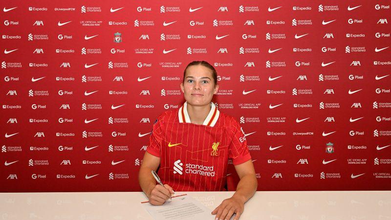 Lucy Parry signs new contract with LFC Women
