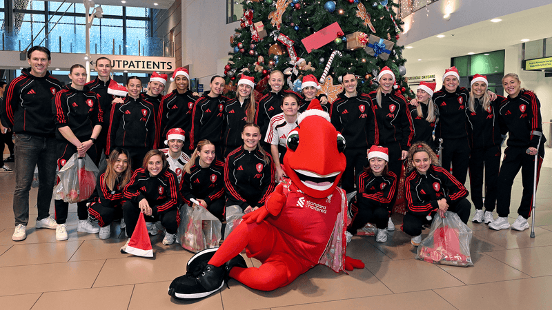 LFC Women make annual Christmas visit to Alder Hey